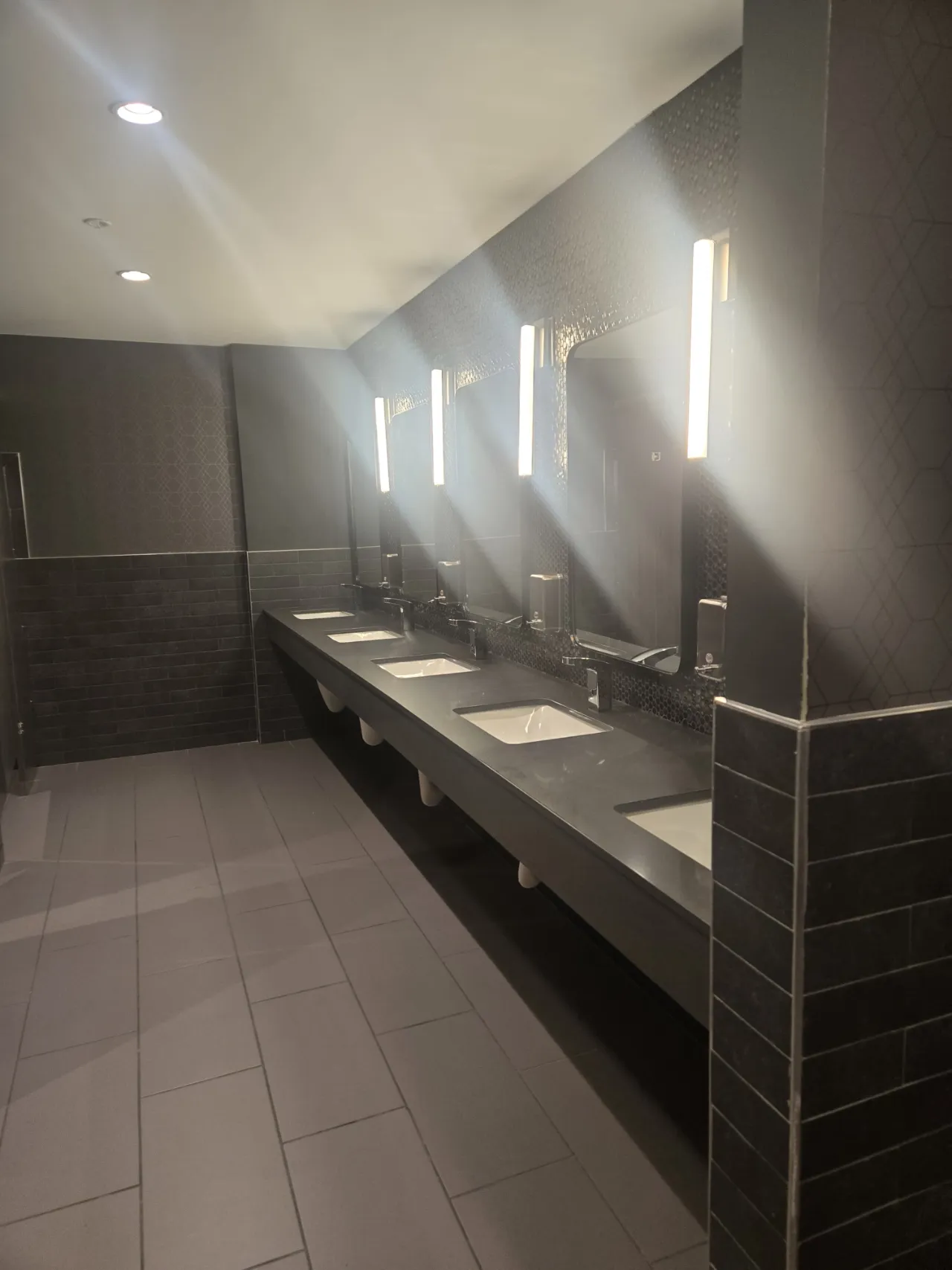 Commercial restroom sinks and mirrors cleaned in New Jersey
